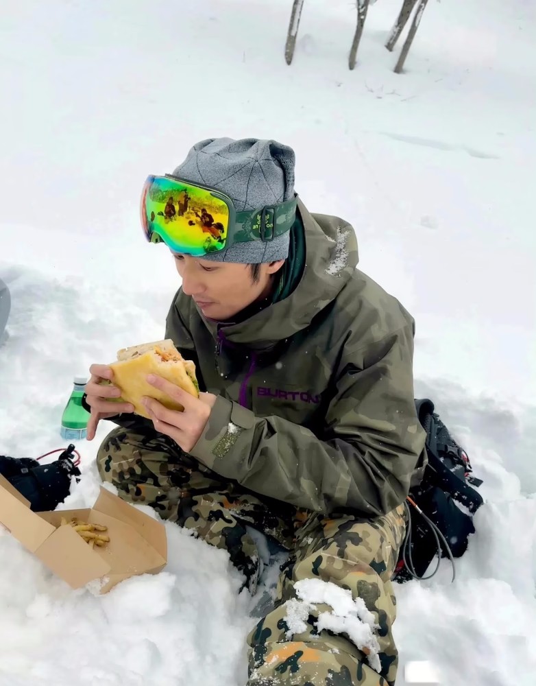 谢霆锋疑似带王菲去日本滑雪，打破分手传闻，两人感情依旧稳定